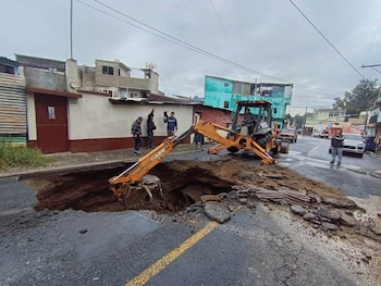 Dos socavones en la colonia Pablo VI de Mixco dejaron atrapados a un picop y a un camión cisterna.