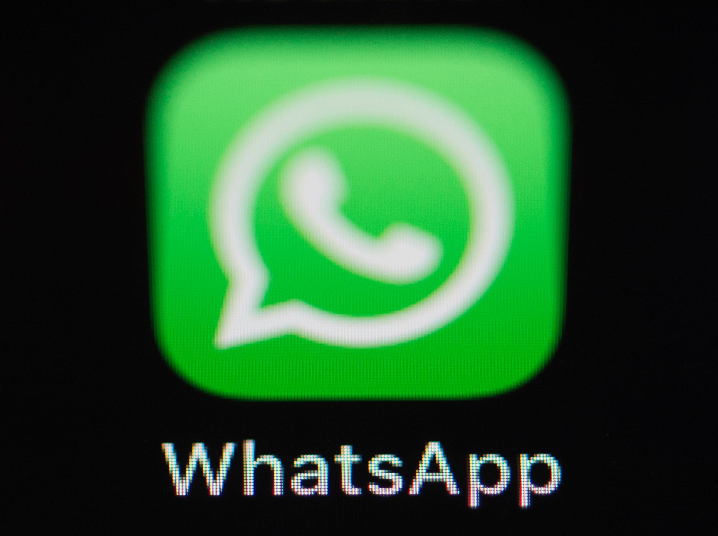 El robo de cuentas de WhatsApp permite a los delincuentes suplantar identidades y solicitar dinero. (Silas Stein/dpa)