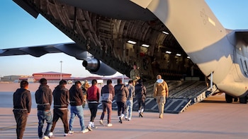 Vuelo de migrantes latinos expulsados de Estados Unidos llegó a RD del Congo: Gustavo Petro rechazó la medida