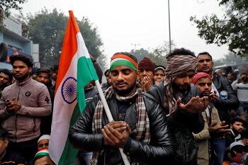 Ciudadanos rezan durante la protesta