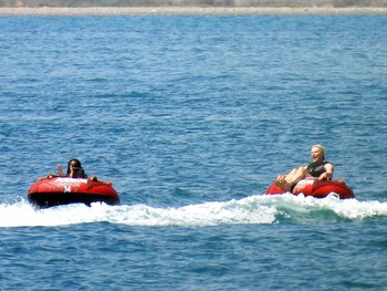 ¡Divertidas vacaciones! Charlize Theron continúa