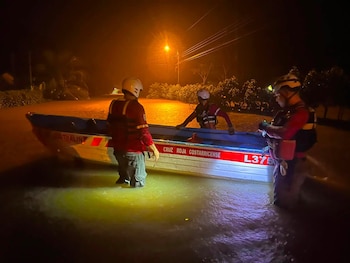 La Comisión Nacional de Emergencias (CNE) de Costa Rica declaró este domingo una alerta naranja para la zona norte, la vertiente del Caribe y el cantón de Turrialba. (Infobae Centroamérica/Cortesía Cruz Roja Costarricense y Bomberos Costa Rica)
