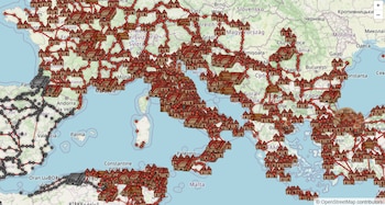 Mapa del Imperio Romano que muestra una red de rutas y asentamientos con puntos rojos, íconos de edificios y líneas sobre Europa y el norte de África