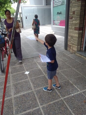 Simón repartiendo volantes en las