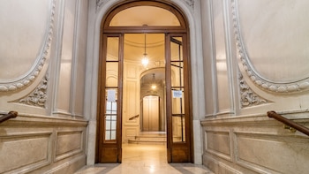 El edificio tiene molduras y