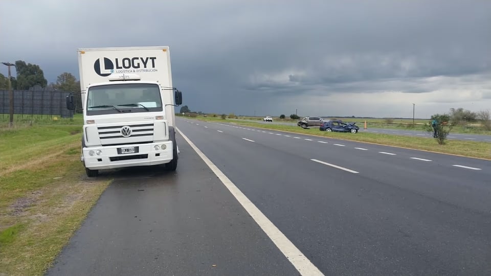 Los ocupantes de la camioneta y del camión resultaron ilesos tras la colisión en el partido de Castelli (NA)