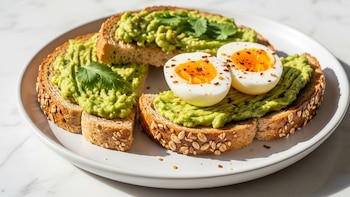 Pan con aguacate y huevo: el desayuno ideal para aumentar la saciedad y evitar antojos