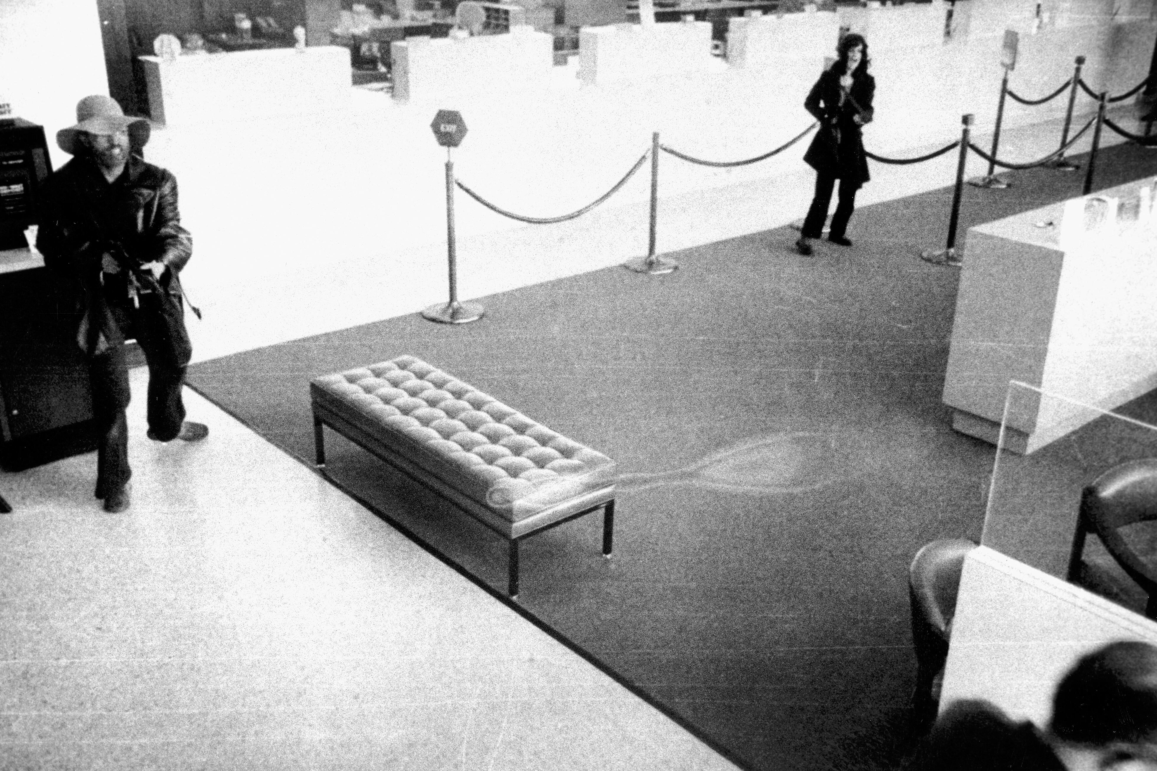 Las cámaras de seguridad del Banco Hibernia registraron a Patricia Hearst armada durante un asalto en San Francisco (EFE/FBI)