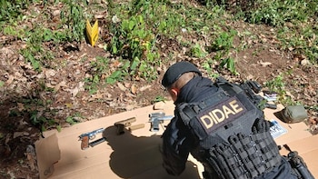 Hallaron un arsenal con armas robadas, dólares y pasaportes en un terreno baldío en Guatemala