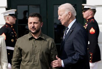 Biden junto a Zelensky (REUTERS/Elizabeth