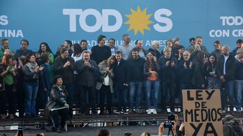 Con críticas a Macri y