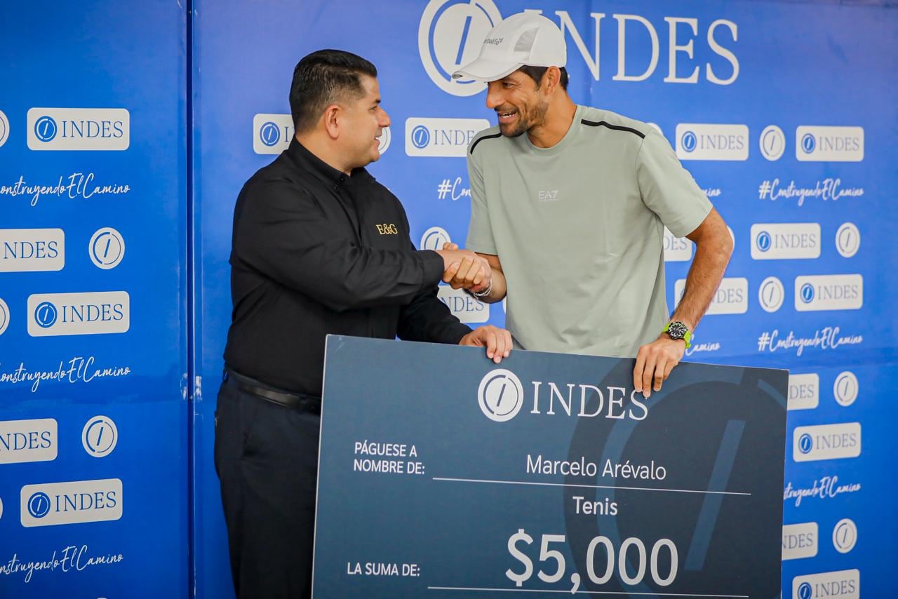 Marcelo Arévalo recibió 5,000 dólares por su título de dobles mixtos en Wimbledon 2026 y el equipo de bádminton también fue distinguido por el INDES./ (Secretaría de Prensa)