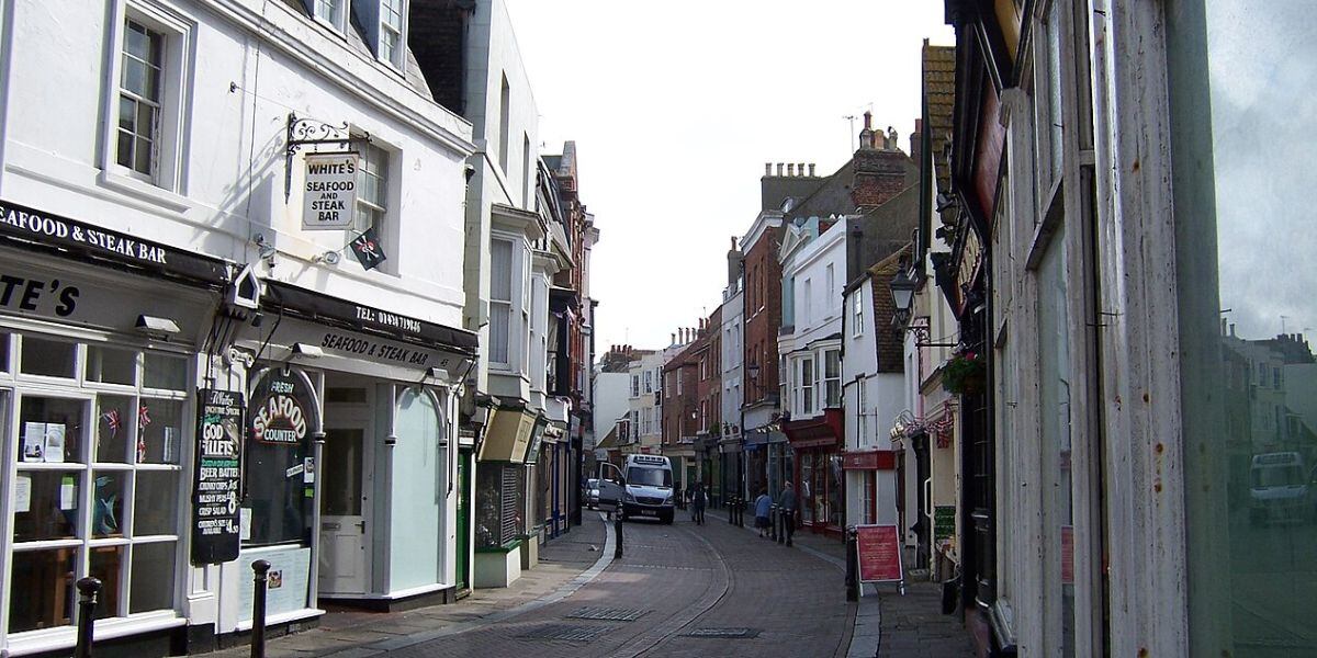 La arquitectura peculiar de America Ground incluye casas construidas a partir de barcos reciclados y espacios urbanos que conservan su historia original (Wikipedia)