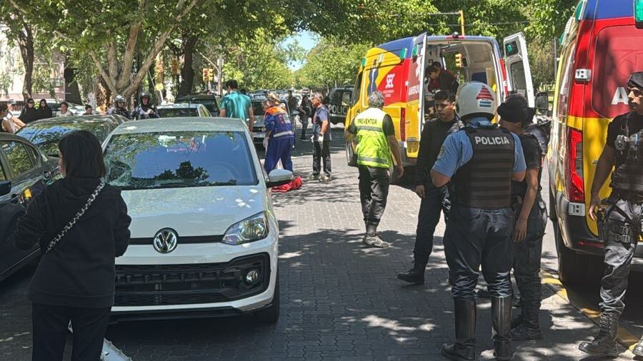 El accidente en avenida Boulogne Sur Mer dejó un adolescente fallecido y otro gravemente herido, ambos atropellados por un Volkswagen Up