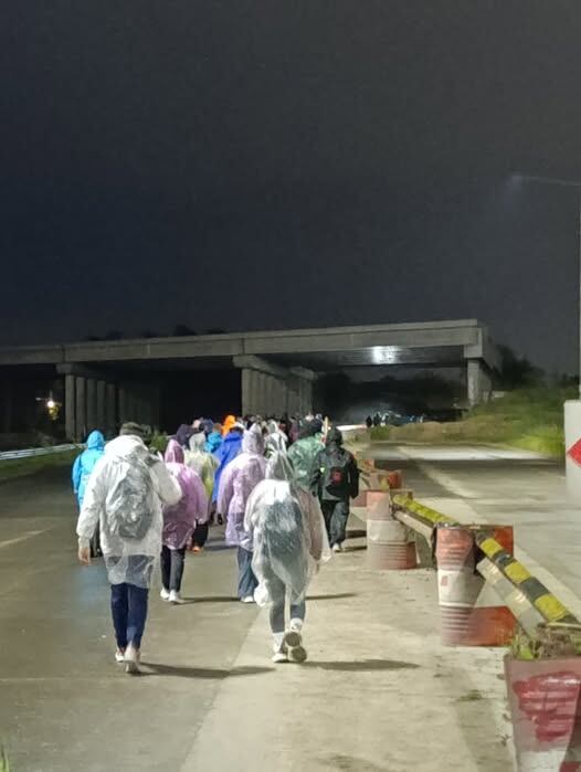 Fieles atraviesan el oeste del conurbano bonaerense bajo condiciones de lluvia y frío (Facebook: Viri JG Ben)