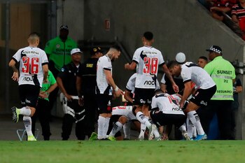 JJPANA7839. R�O DE JANEIRO (BRASIL), 13/11/2019.- Jugadores de Vasco celebran un gol de Yago Picachu este mi�rcoles en un partido del torneo Brasilerao Serie A entre Flamengo y Vasco da Gama, en el estadio Maracan� en R�o de Janeiro (Brasil). EFE/Antonio Lacerda