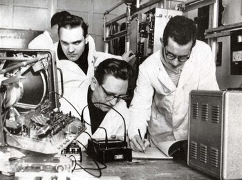 Ingenieros trabajando en la estación
