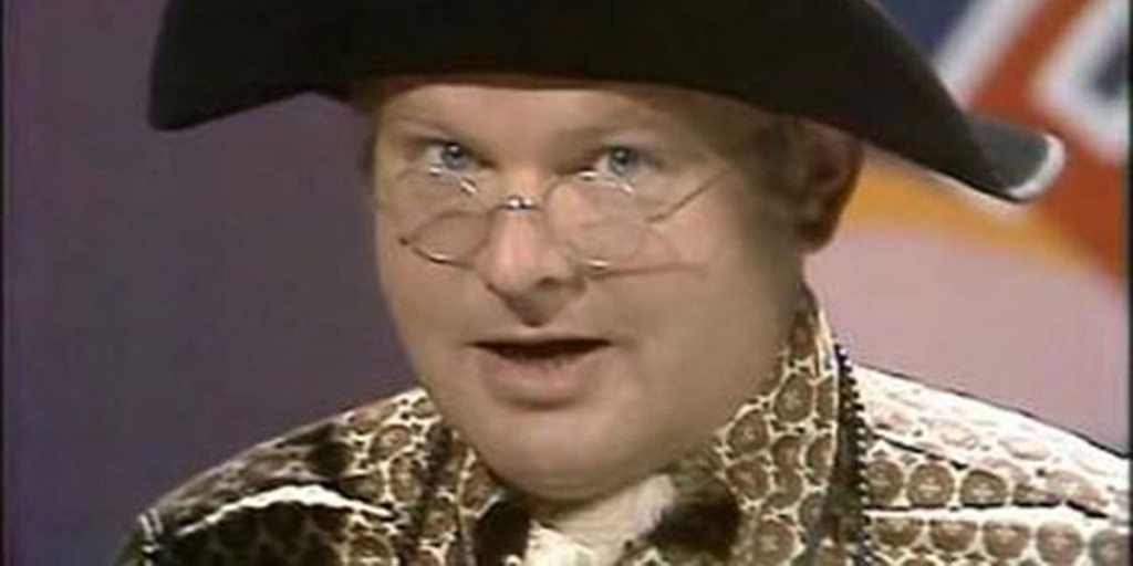 El cadáver frente a la tevé durante días y dos bromas póstumas: el macabro final de Benny Hill, el primer cancelado de la historia - Infobae