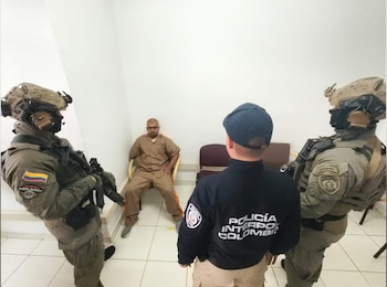 Las imágenes muestran a Henao Gutiérrez con las manos esposadas y escoltado por agentes armados de la Policía Nacional durante su traslado en las instalaciones aeroportuarias - crédito Policía Nacional de Colombia
