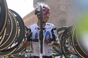 En la previa del comienzo de la clásica, se le hizo un homenaje a Nairo Quintana por su retiro-crédito @movistarteam/Instagram
