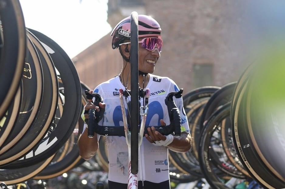 En la previa del comienzo de la clásica, se le hizo un homenaje a Nairo Quintana por su retiro-crédito @movistarteam/Instagram