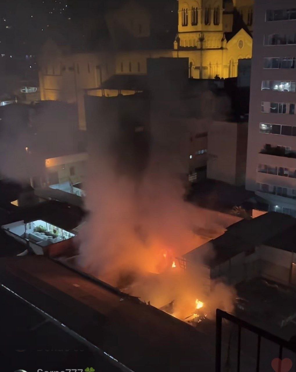 Grave incendio en el centro comercial Villanueva, cerca al parque de Bolívar y la catedral Metropolitana en Medellín: una parte del techo colapsó, confirmó el alcalde