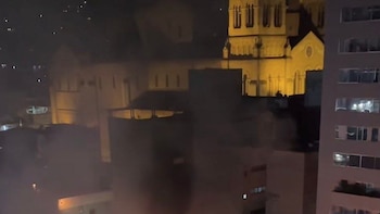 Grave incendio en el centro comercial Villanueva, cerca al parque de Bolívar y la catedral Metropolitana en Medellín: una parte del techo colapsó, confirmó el alcalde