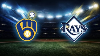 Logos de Milwaukee Brewers y Tampa Bay Rays sobre la vista de un campo de béisbol nocturno con gradas y reflectores encendidos.