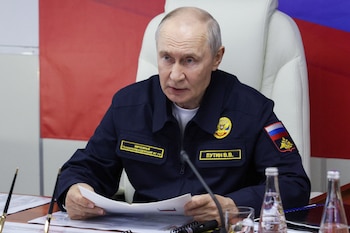 Putin apareció vestido con ropa de la Marina rusa (Photo by Gavriil Grigorov / POOL / AFP)