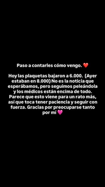 Pantalla oscura con texto blanco que informa sobre el recuento de plaquetas de una persona, con un corazón rojo y un corazón rosado