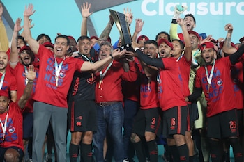 QUETZALTENANGO (GUATEMALA), 23/05/2026.- Jugadores de Municipal celebran con el trofeo este sábado, al ganar la final del Liga Nacional de Fútbol de Guatemala contra Xelajú MC en el estadio Mario Camposeco, en Quetzaltenango (Guatemala). EFE/ Fernando Ruiz