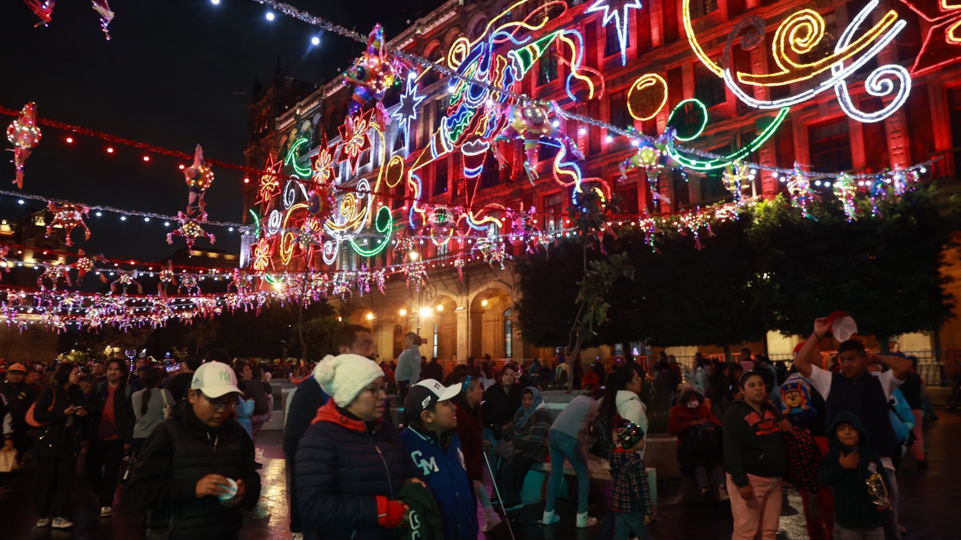 En el Zócalo de la Ciudad de México se realiza anualmente la tradicional Verbena Navideña.Crédito:Cuartoscuro/Edgar Negrete