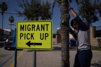 José Manuel, un solicitante de asilo venezolano, habla por teléfono fuera de un centro de procesamiento de migrantes en el centro de Brownsville, Texas, EE.UU. REUTERS/CARLOS BARRIA BUSQUE