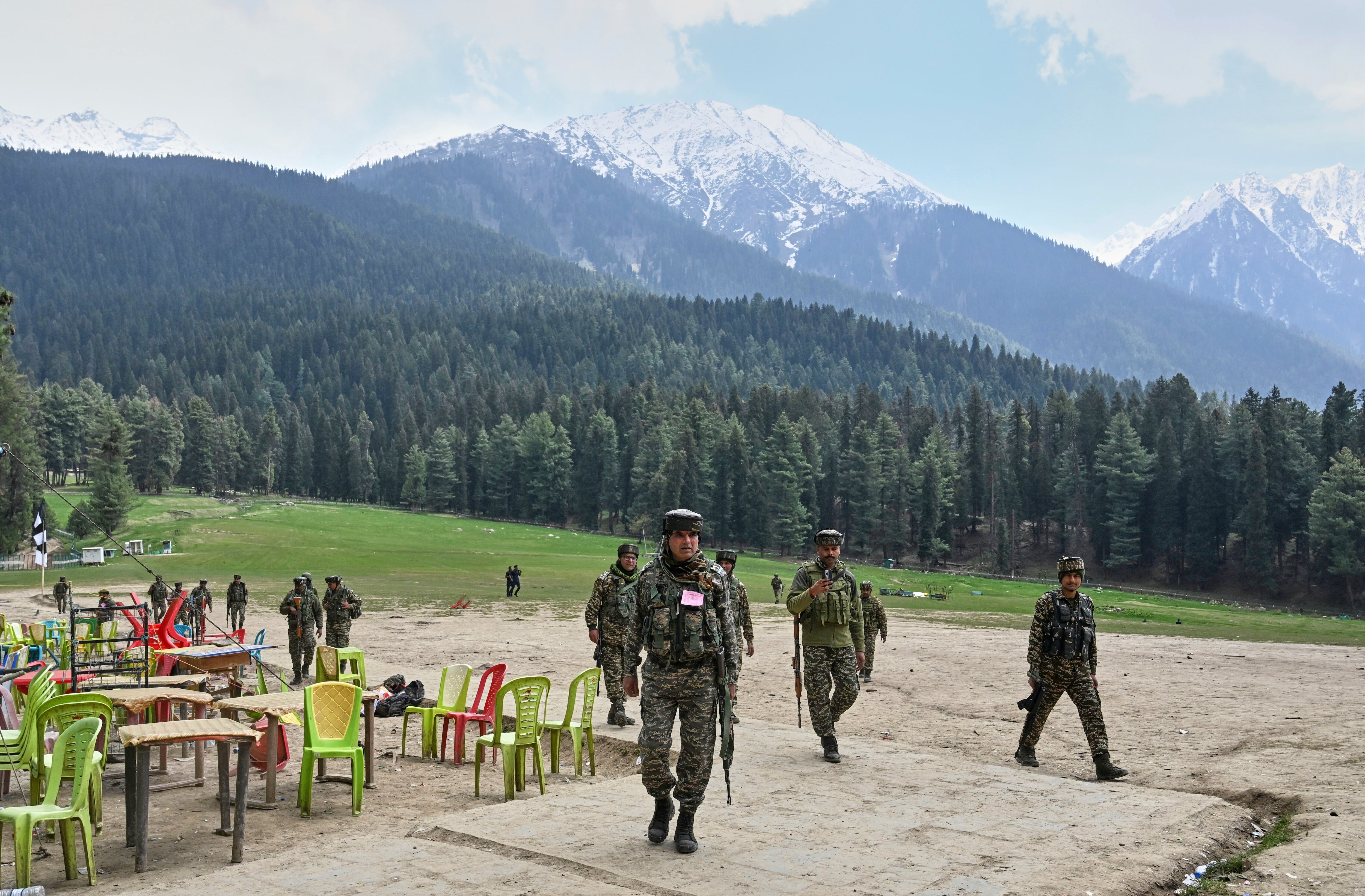 Agentes de seguridad de India inspeccionan el lugar donde insurgentes abrieron fuego contra turistas en la víspera, en Pahalgam, en la Cachemira controlada por India, el 23 de abril de 2025 (AP Foto, archivo)