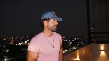 Adrián Di Monte abandona furioso entrevista con Shanik Berman tras ser confrontado por misógino