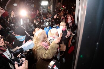 Los manifestantes se agolparon contra