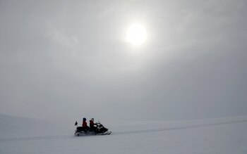 Dos visitantes en una moto