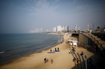 Foto de archivo: Israelíes pasean