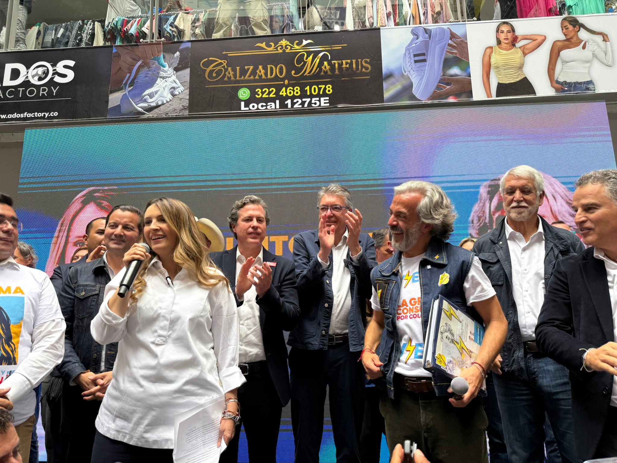 Paloma Valencia y Juan Daniel Oviedo se presentaron en el centro de Bogotá para formalizar la fórmula presidencial que llegará el 31 de mayo a las urnas - crédito @juanmanuelgalan/X