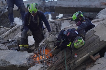 Los equipos de rescate cortan entre los escombros mientras buscan sobrevivientes al día siguiente del terremoto que azotó Cali, Colombia, el martes 11 de agosto de 2026. (AP Foto/Iván Valencia)