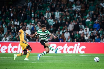El jugador del Sporting Luis Suarez logra el 4-0 durante el partido de la Liga Portuguesa que han jugado Sporting CP y Vitoria de Guimaraes en Lisboa, Portugal. EFE/EPA/JOSE SENA GOULAO