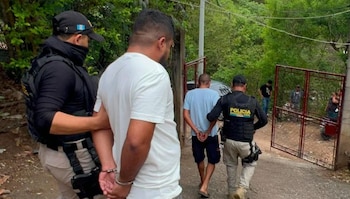 La PNC de Guatemala capturó a dos sospechosos en Jutiapa acusados del asesinato de un agente policial y delitos de armas y drogas. (Cortesía: PNC de Guatemala)