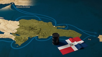 Mapa físico de República Dominicana con rutas marítimas azules que marcan líneas conectadas al Estrecho de Ormuz. Un barril de petróleo negro y una bandera dominicana de tela están en primer plano.