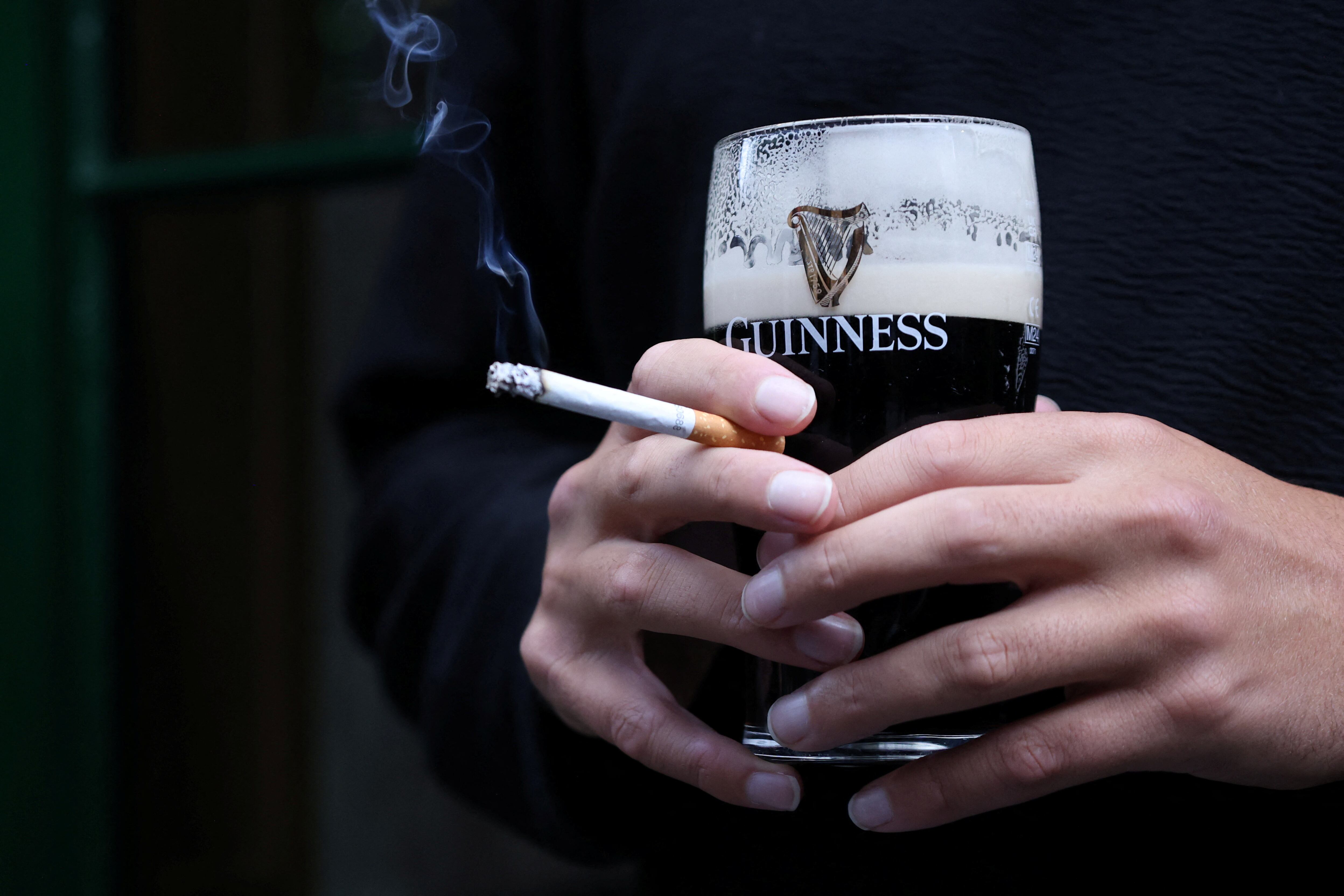 El estudio revela que la eficacia de MCH11 varía según el sexo, lo que impulsa el desarrollo de terapias personalizadas para el alcoholismo REUTERS/Hollie Adams