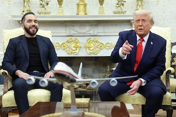 El presidente de los Estados Unidos, Donald Trump, se reúne con el presidente de El Salvador, Nayib Bukele, en el Despacho Oval de la Casa Blanca en Washington D. C., Estados Unidos, el 14 de abril de 2025. (REUTERS/Kevin Lamarque)