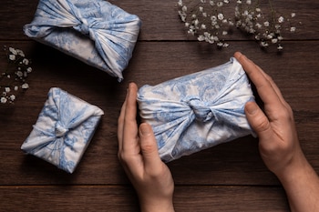 Envolver regalos con telas reutilizables