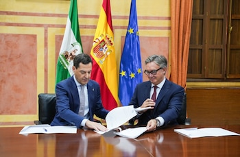 Juanma Moreno y Manuel Gavira suscriben el 'Acuerdo de Gobierno y Estabilidad para Andalucía’ (María José López / Europa Press)