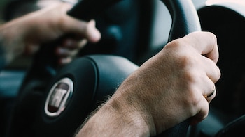 “No sabe leer ni escribir”: las escuchas que complicaron a una banda que vendía licencias de conducir y borrado de multas