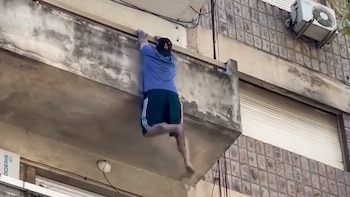 Rosario: cayó desde el balcón de un cuarto piso y sobrevivió al impactar sobre el capot de un patrullero