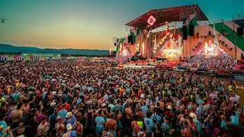 Multa de 320.000 euros al organizador del Reggaeton Beach Festival por cobrar gastos de gestión y prohibir la comida del exterior